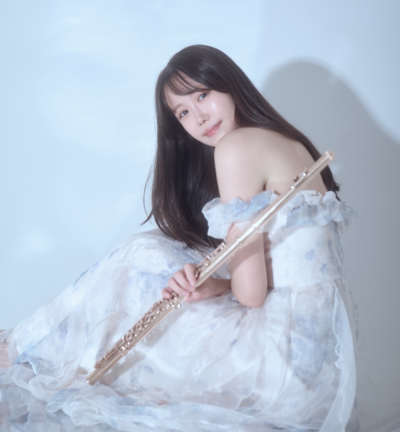 フルートを手にした大野綾音